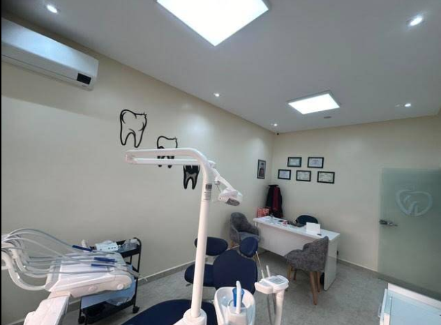 Salle de soin moderne et lumineuse du cabinet